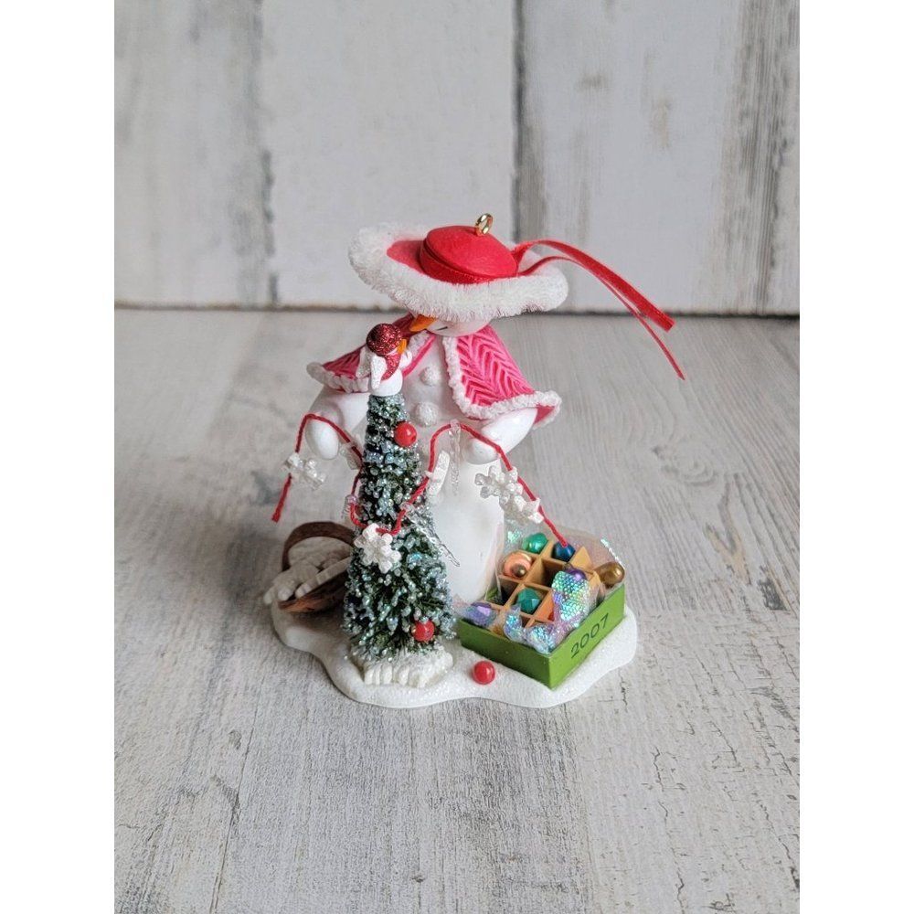 Hallmark 2007 decorating snow lady ornament Xmas tree glitter